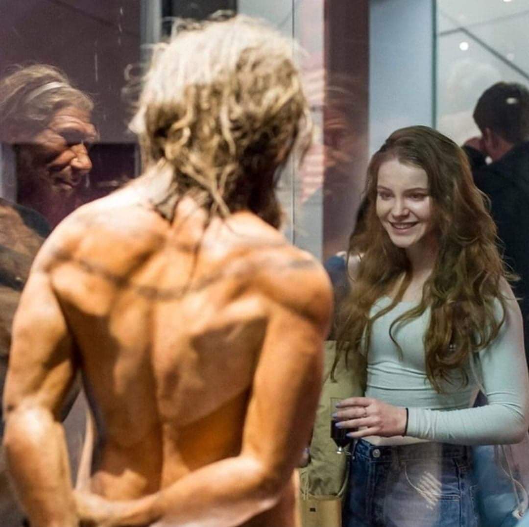 1080x1076, 79 Kb / девка, экспонат, взгляд