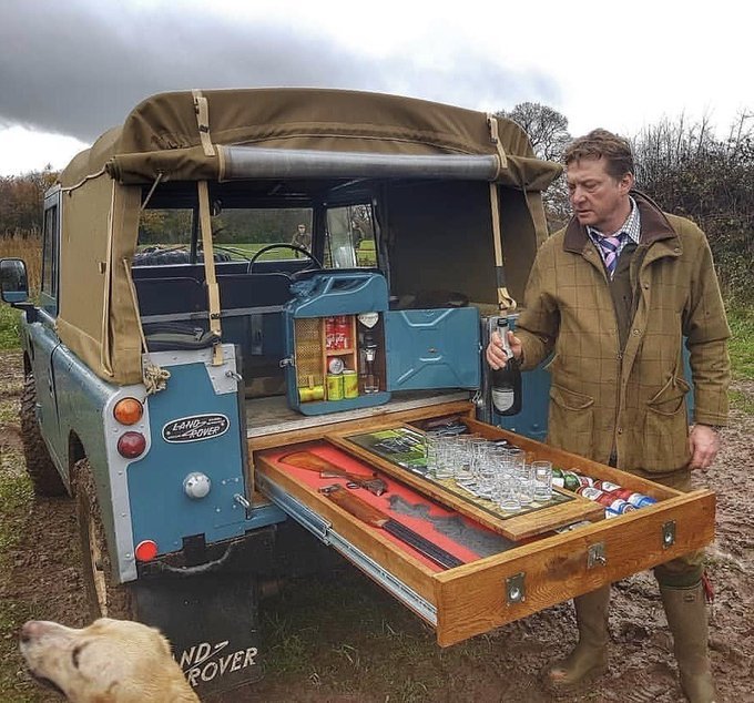 680x634, 113 Kb / автомобиль, классика, ретро, ленд ровер, бар, бутылка, канистра, сапоги, грязь, собака, шампанское, стакан, ружье, внедорожник, выпивка, алкоголь, охота