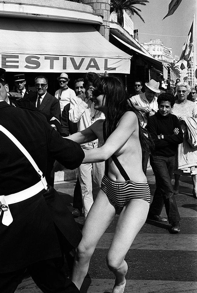 688x1024, 153 Kb / арест, ч/б, Канны, фестиваль, Франция, трусы, полицейский, очки, подтяжки