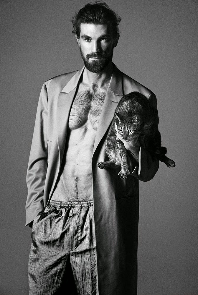 672x998, 162 Kb / мужик, борода, кот, ч/б, пальто