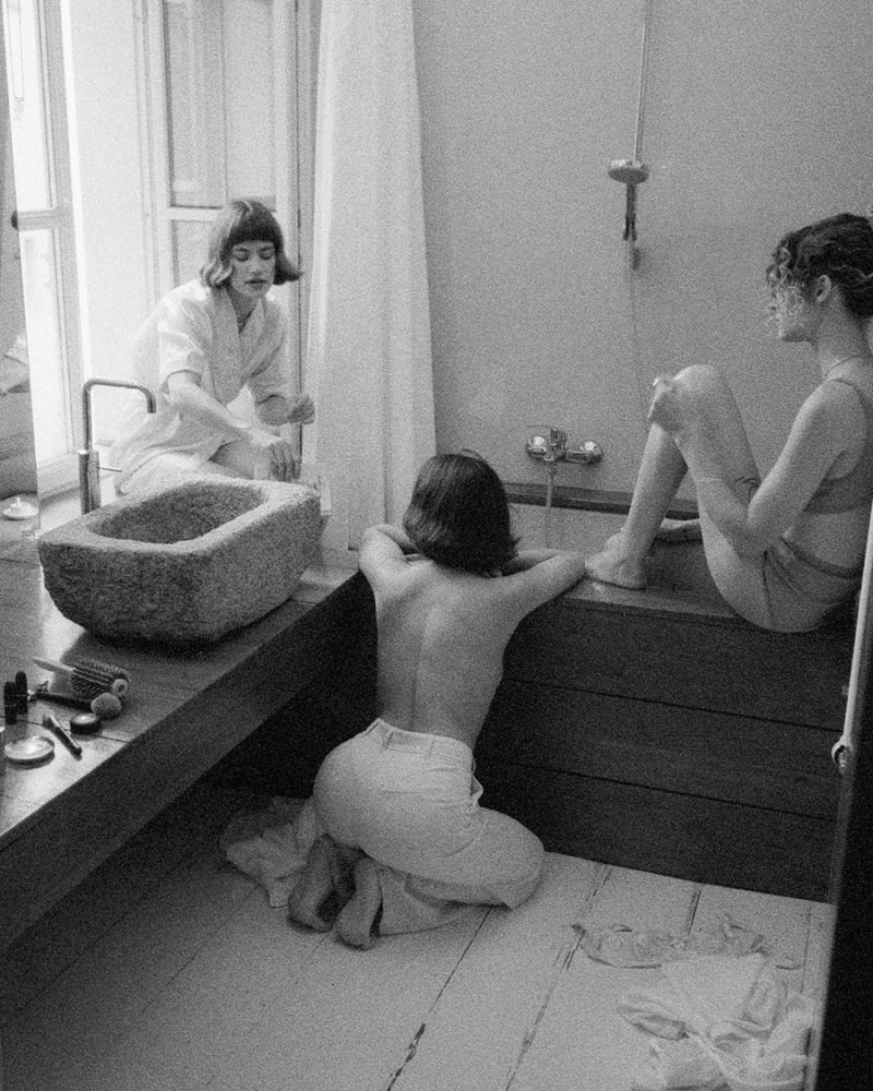 800x1000, 167 Kb / женщины, ч/б, ванная, ванна, смеситель, косметика, окно, расческа, каменная, раковина