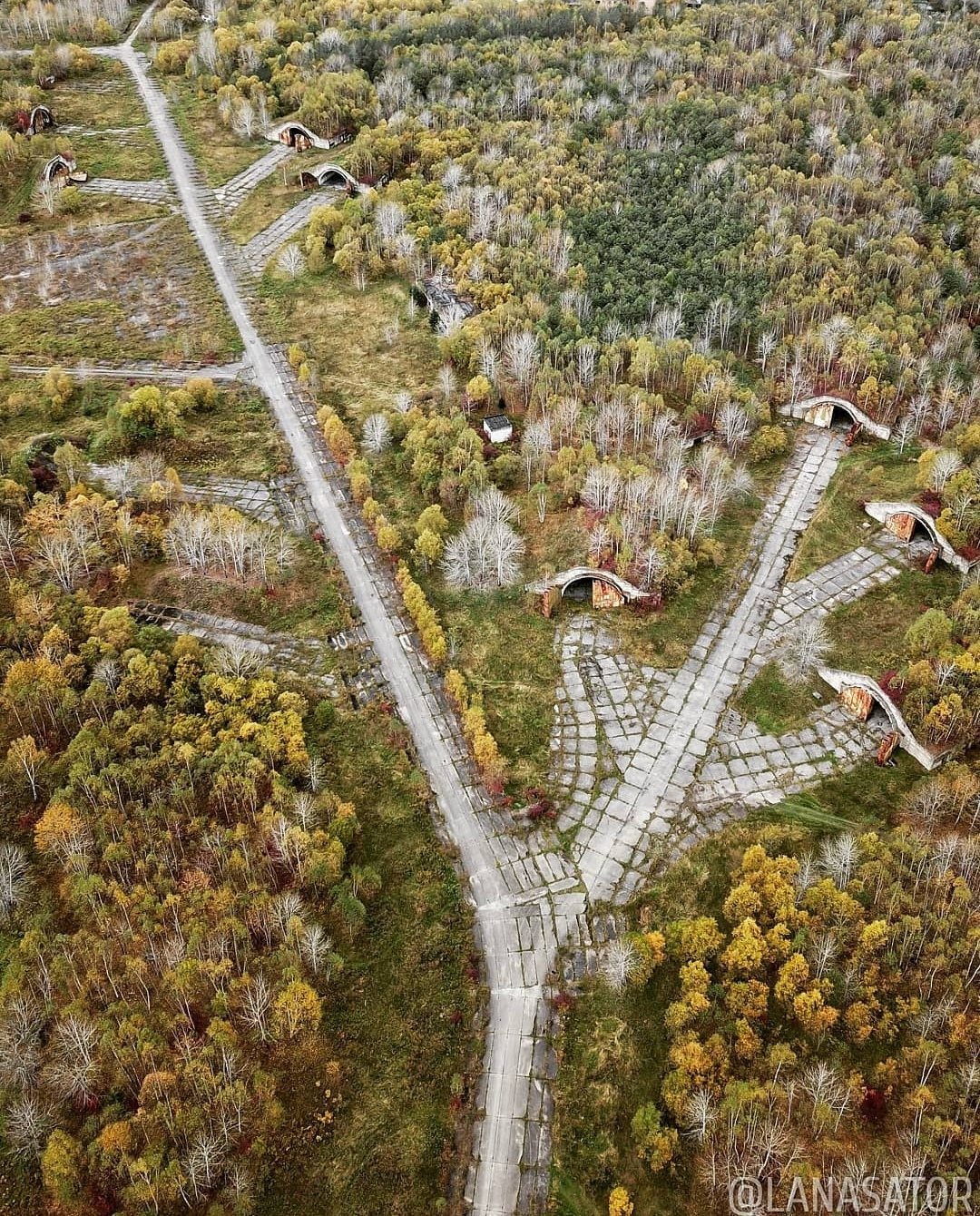 1080x1340, 598 Kb / Аэродром, Сахалин, заброшка, заброшенный, лес