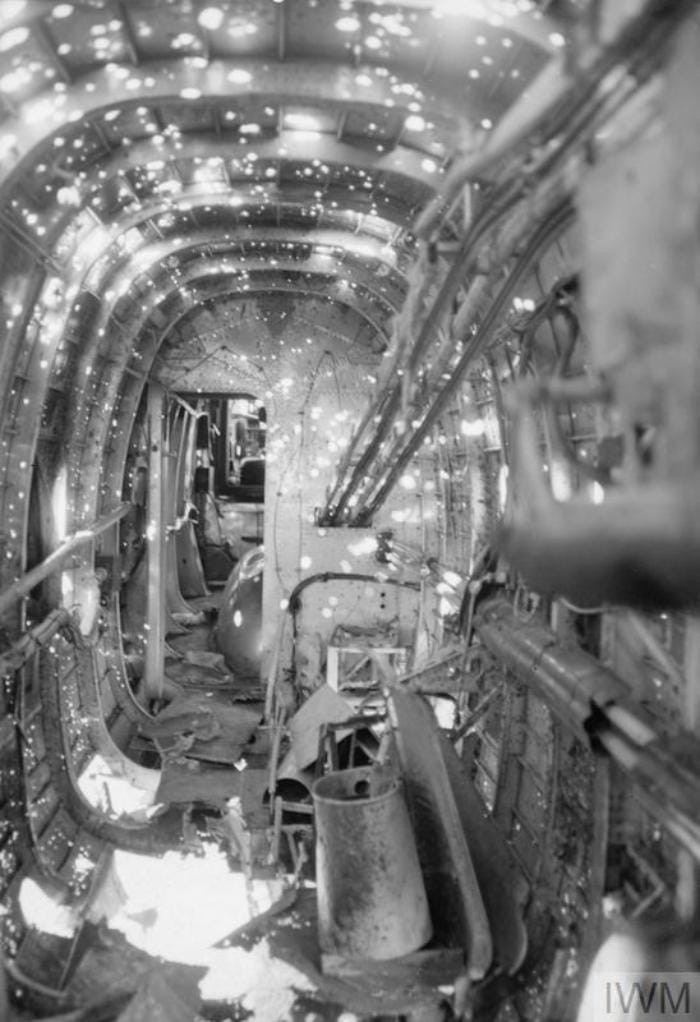 700x1022, 92 Kb / ч/б, решето, самолет, война, фюзеляж, бомбардировщик