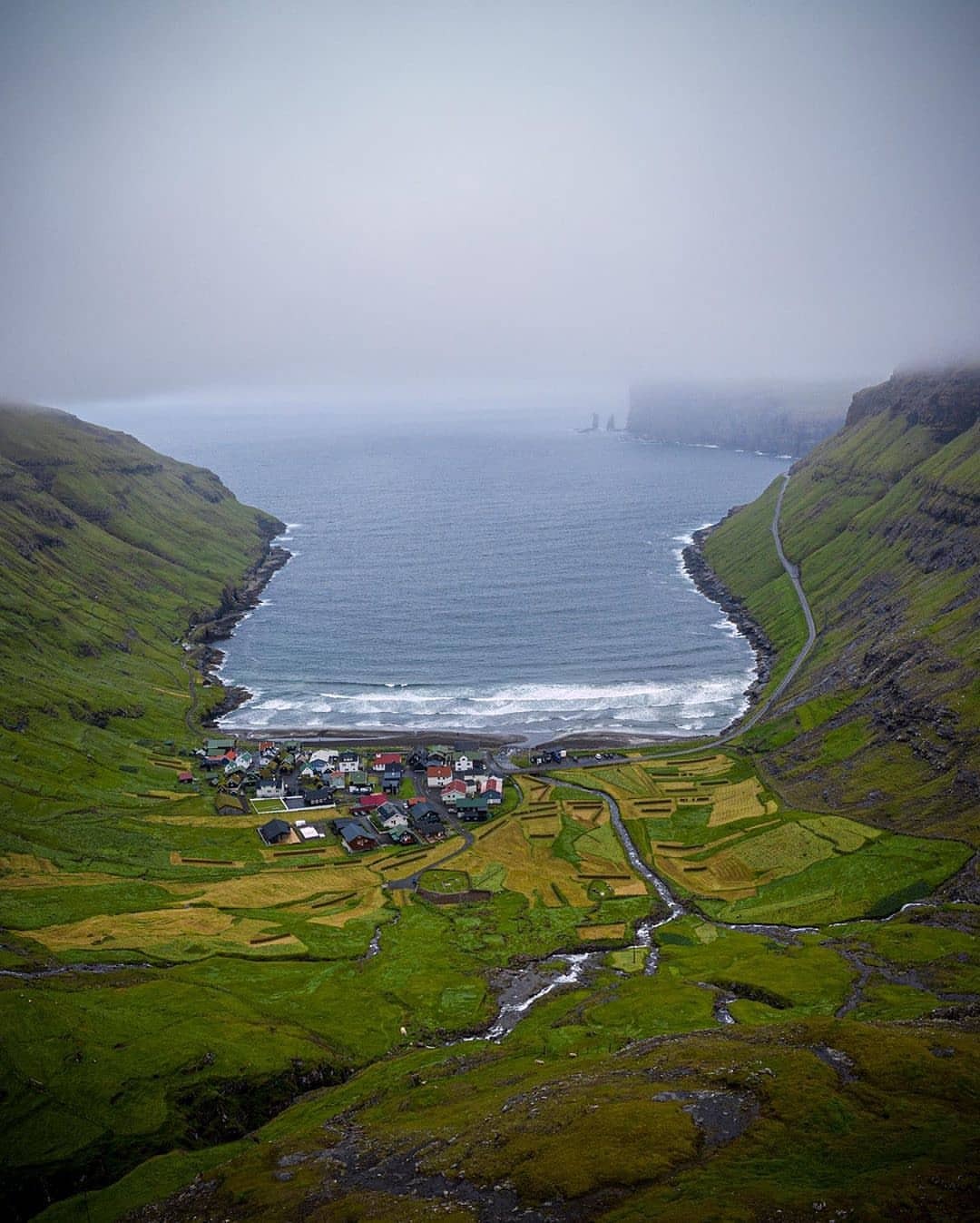 1080x1347, 190 Kb / пляж, туман, обрыв, фарерские острова, берег, море, дома, залив, бухта