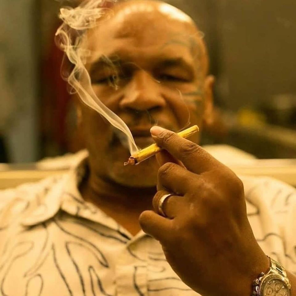 960x960, 77 Kb / Майк Тайсон, Боксер, сигарета, косяк, дым, часы, кольцо, рубаха