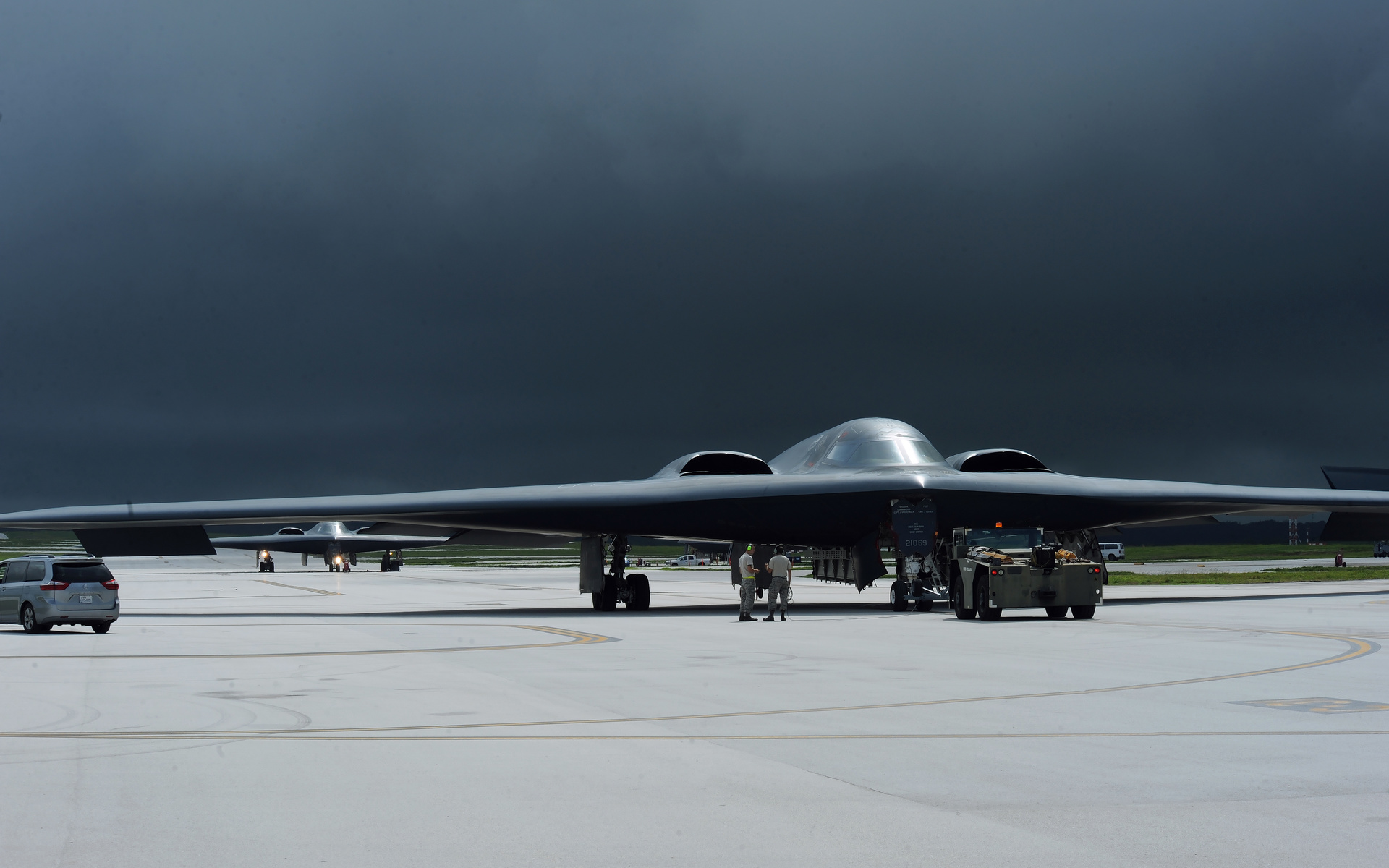 1920x1200, 432 Kb / самолет, B-2, бомбардировщик, крыло, аэродром, сша