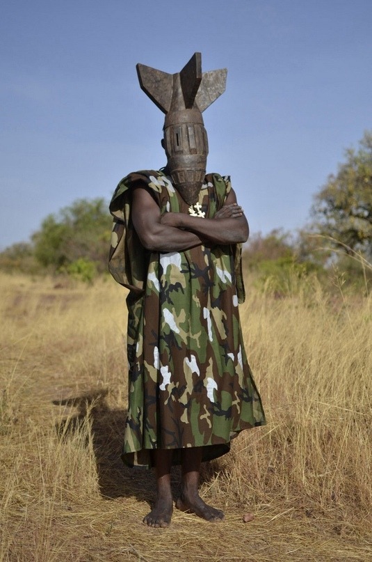 535x807, 126 Kb / негр, маска, мина, снаряд, карго