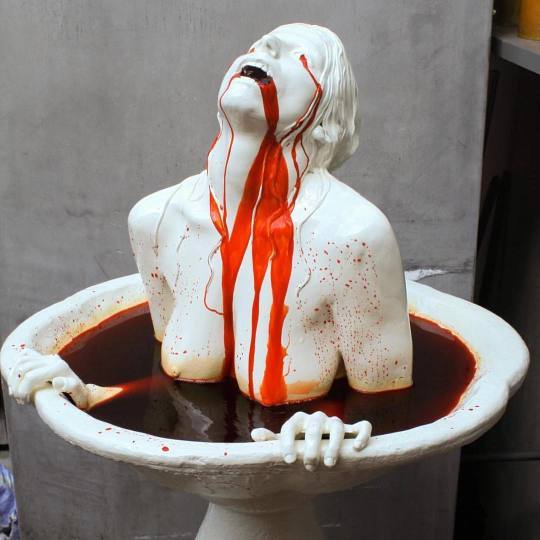 540x540, 34 Kb / девка, кровь, фонтан, статуя