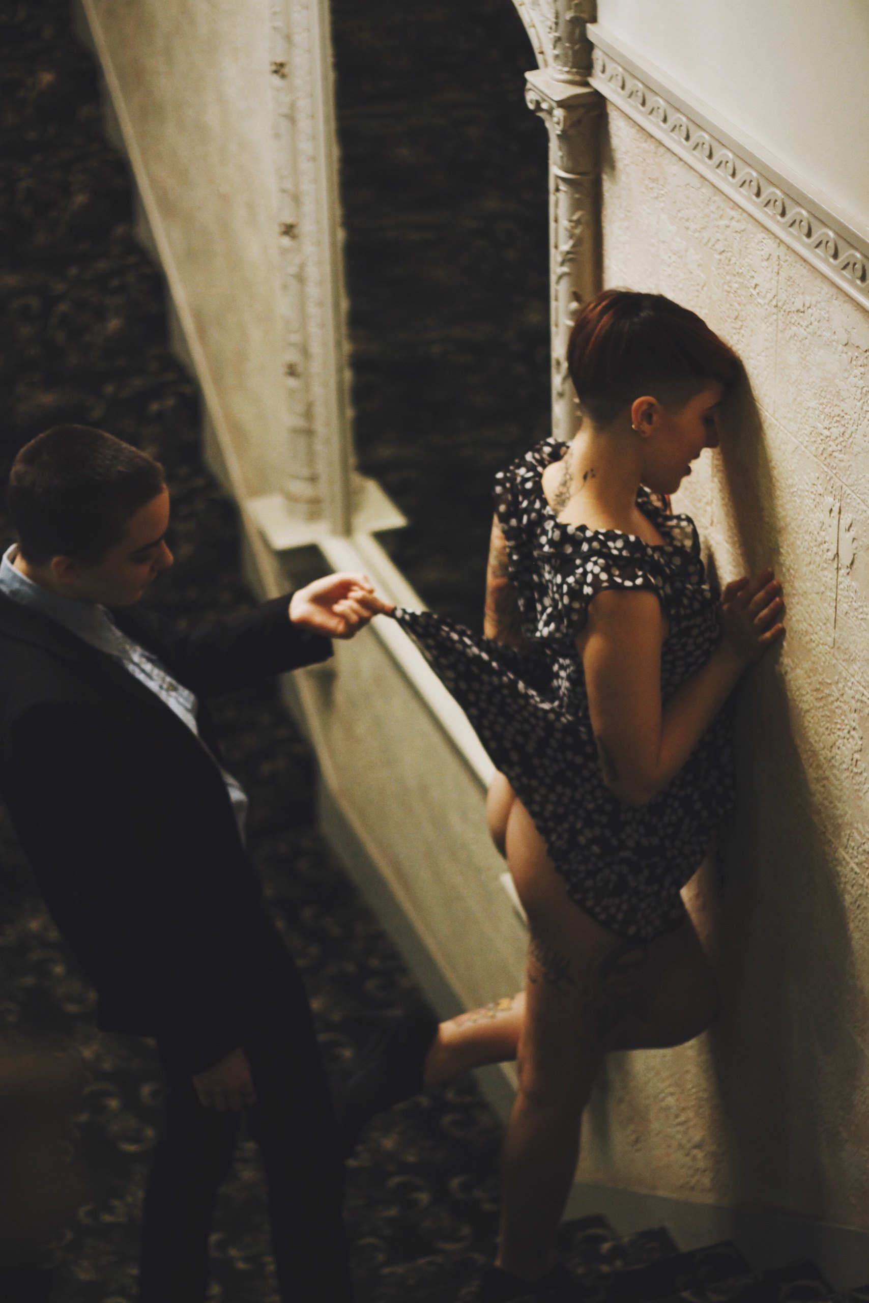 1708x2560, 403 Kb / две, платье, тату, пиджак, рубаха, попа, зеркало