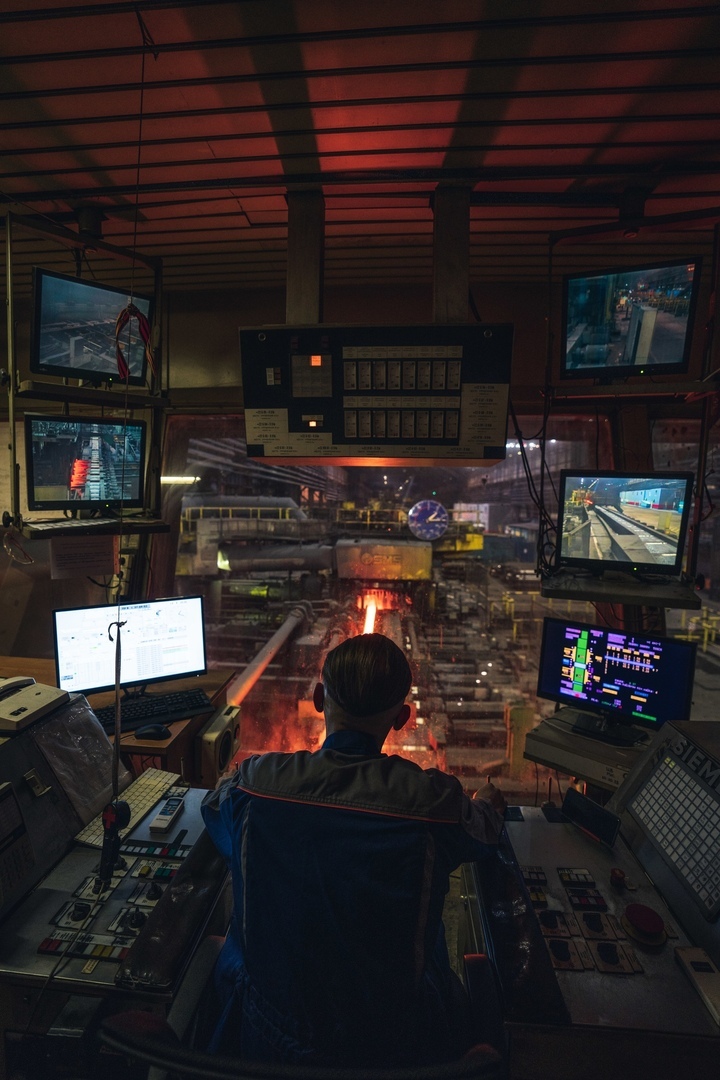 720x1080, 279 Kb / завод, цех, прокат, монитор, литье, металлургия, комбинат, прокат, каска, рабочий, кабина, оператор