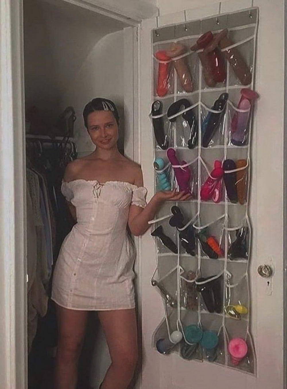 1000x1356, 120 Kb / девка, шкаф, дилдо, фаллоимитаторы, Zoe Ligon