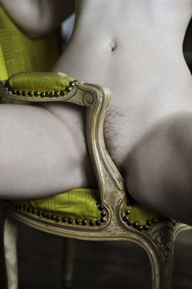 620x932, 93 Kb / кресло, желтое, пизда, небритая, мохнатка, ручка, подлокотник