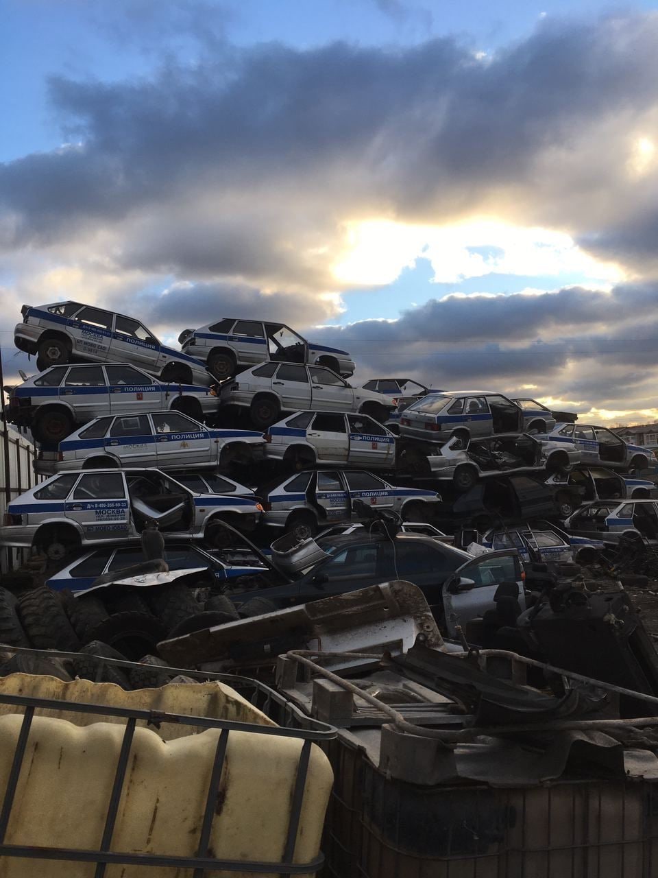 960x1280, 156 Kb / свалка, мусор,полиция, авто