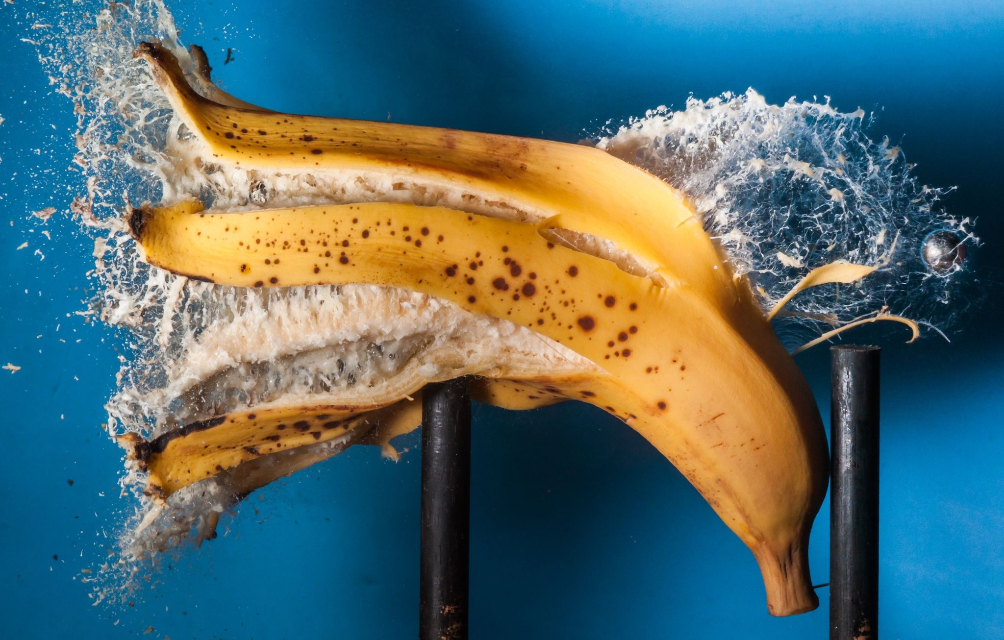 2048x1306, 330 Kb / банан, пуля, пробитие