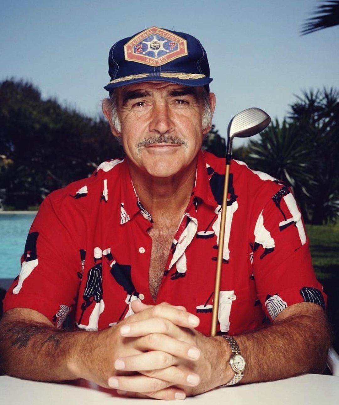 1080x1292, 166 Kb / sean connery, шон коннери, рубашка, красный, бейсболка, клюшка