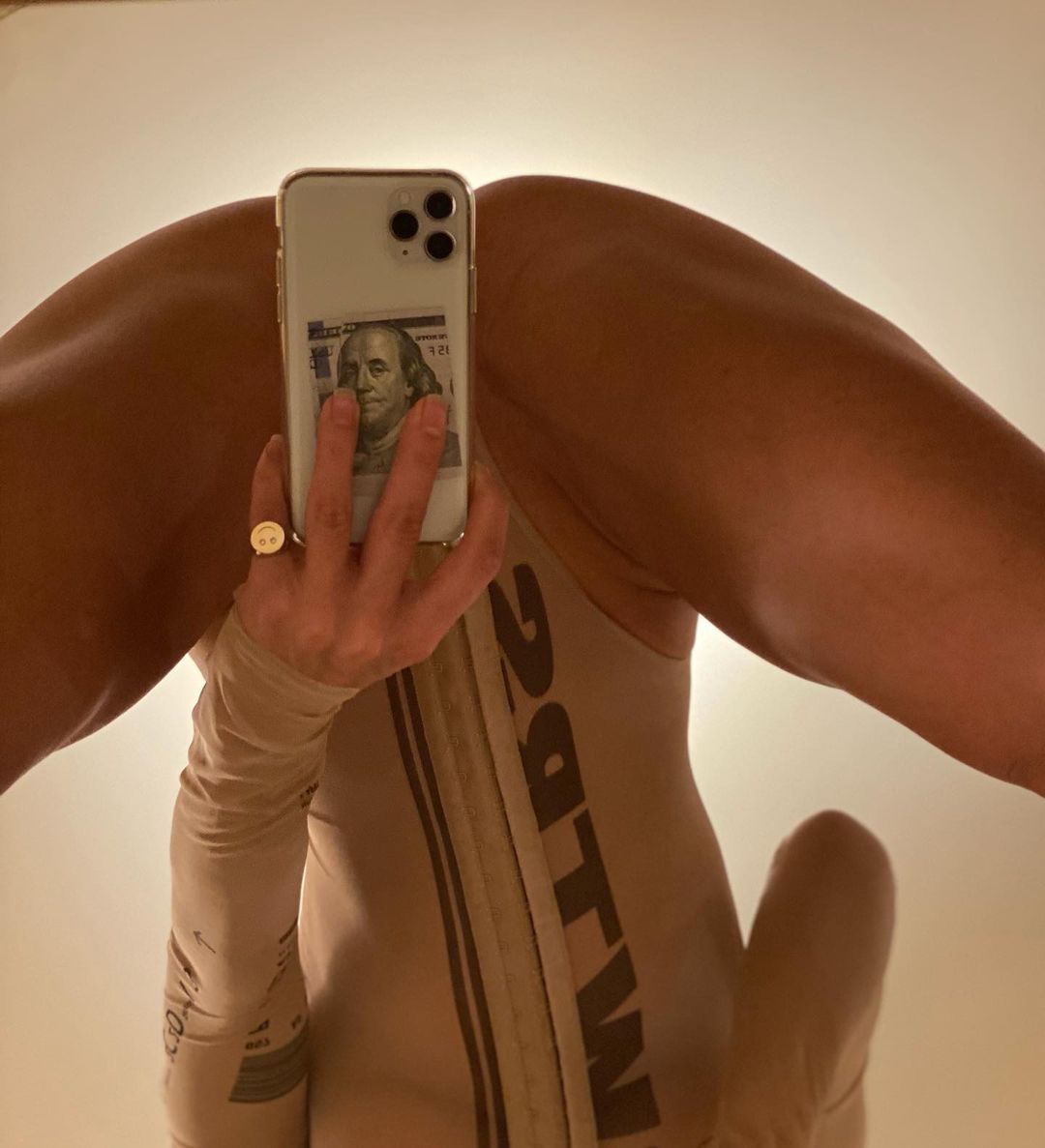 1080x1187, 87 Kb / айфон, доллар, раком, снизу