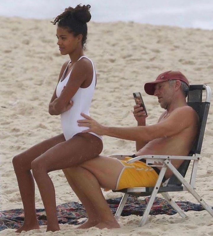 720x796, 84 Kb / женщина, мужчина, кресло, айфон, селфи, купальник, боди, трусы, кепка, песок, пляж, венсан кассель, Vincent Cassel, Tina Kunakey