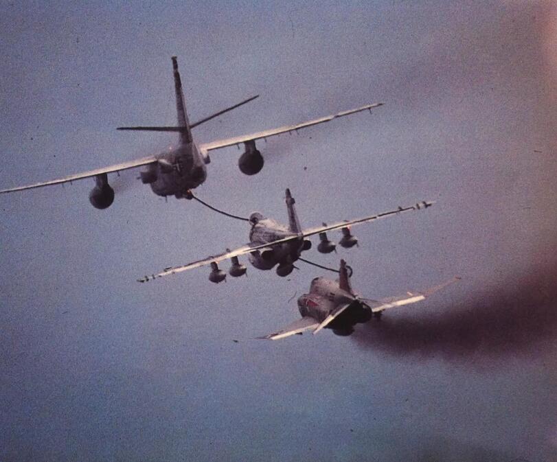 811x673, 73 Kb / самолет, истребитель, заправка