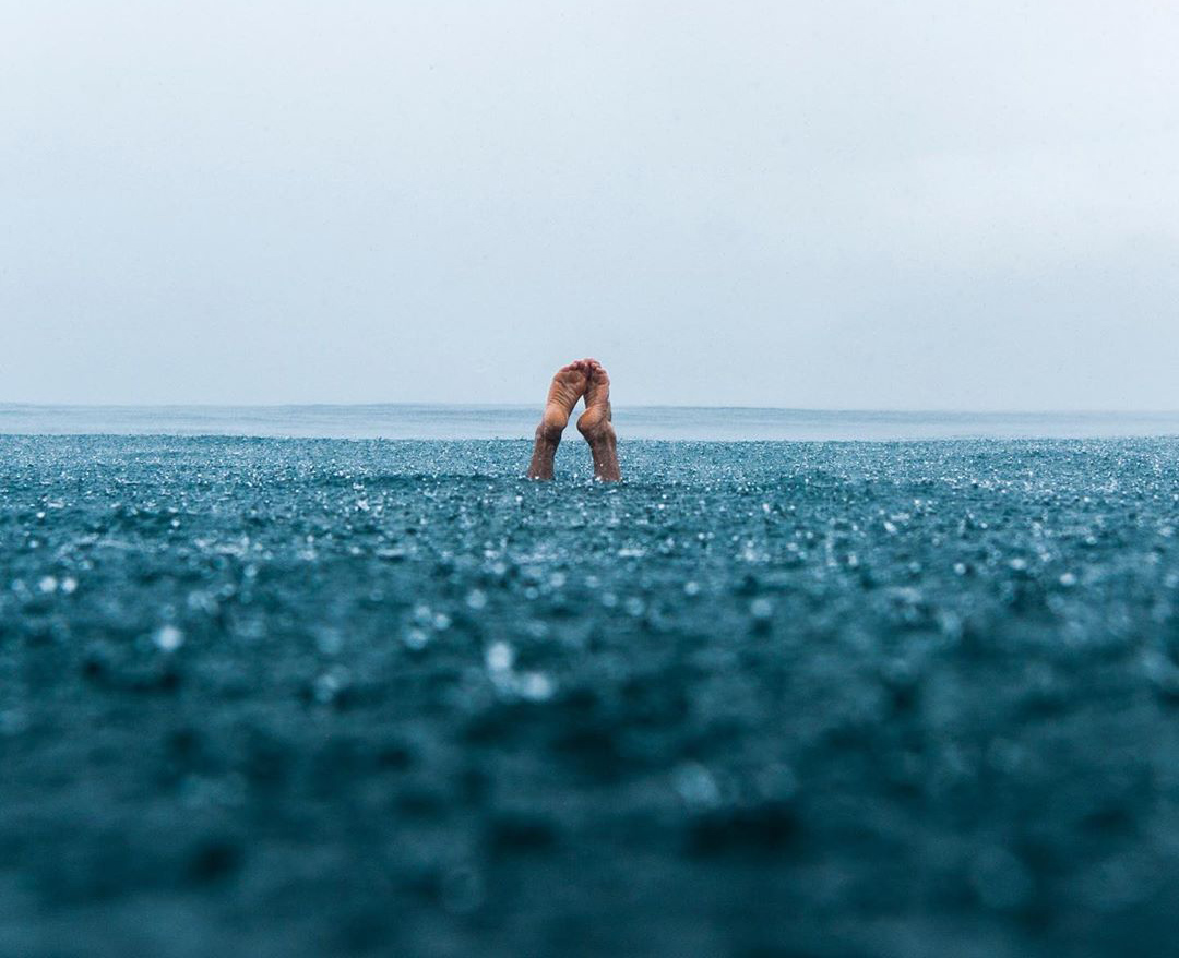 1080x878, 277 Kb / ноги, вода, дождь