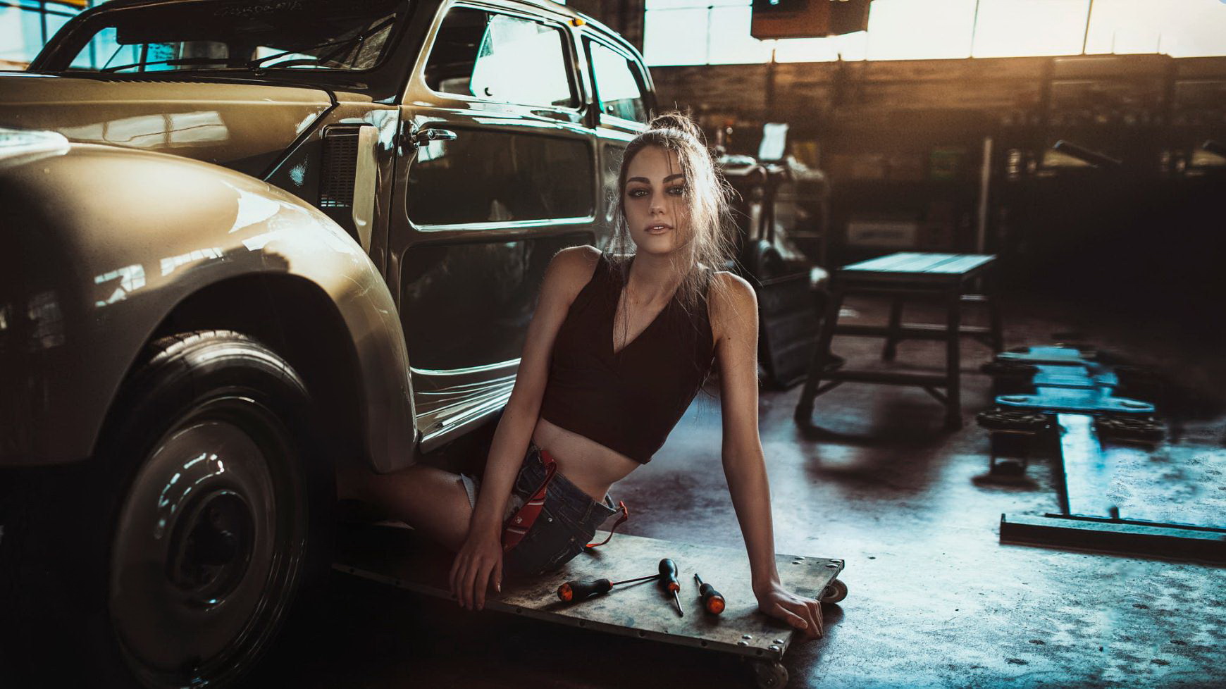 1740x978, 343 Kb / мастерская, автомобиль, девушка, инструмент