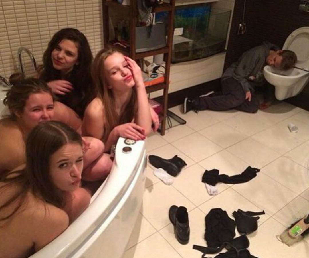 1080x901, 115 Kb / женщины, мужчина, ванна, унитаз, вещи, ботинки, аквариум