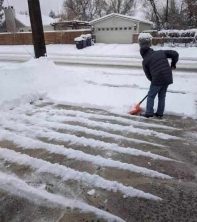 640x721, 83 Kb / снег, лопата, дорожки