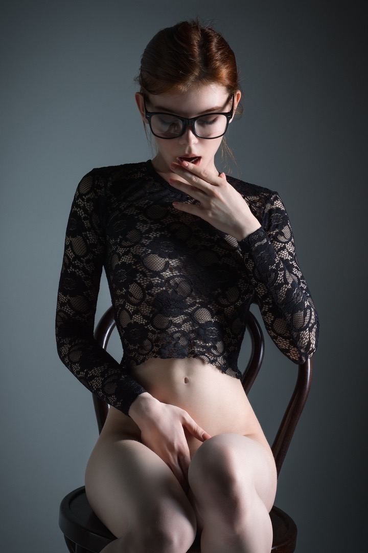 720x1080, 81 Kb / рыжая, очки, стул, без трусов, прозрачное, кружева, Анастасия Ренц
