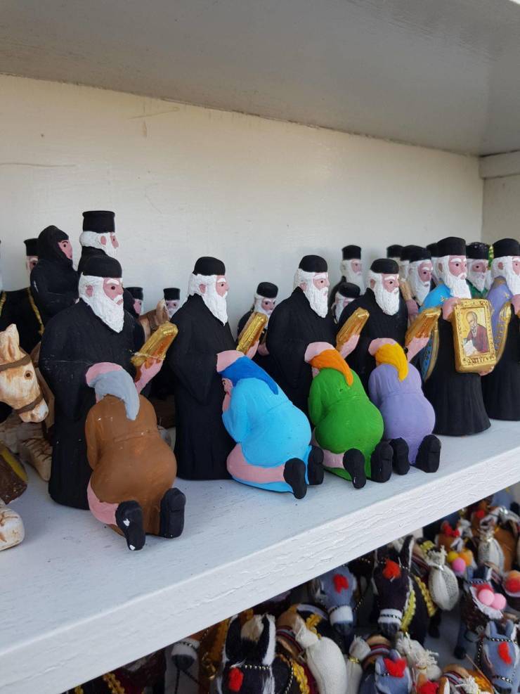 740x987, 73 Kb / статуэтка, священник, женщина, причастие?