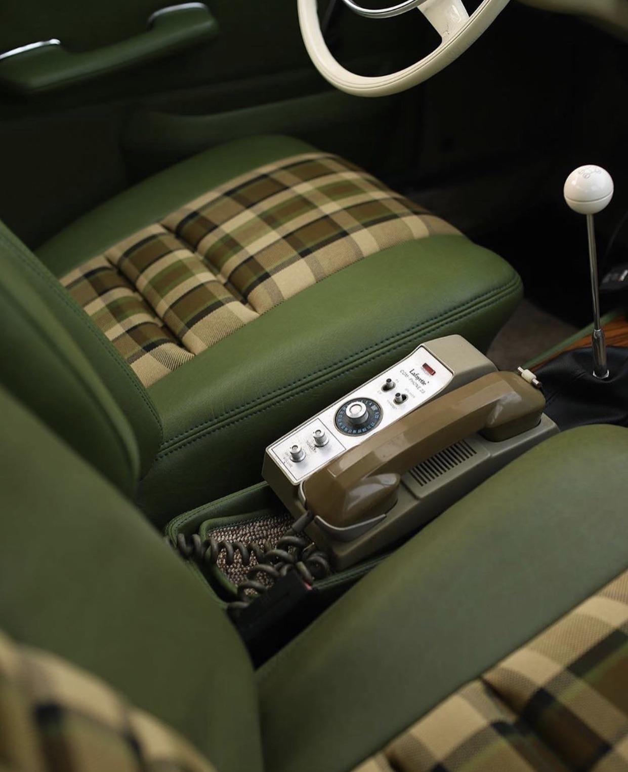 1241x1524, 239 Kb / автомобиль, классика, ретро, телефон, зеленый, рычаг, салон, руль