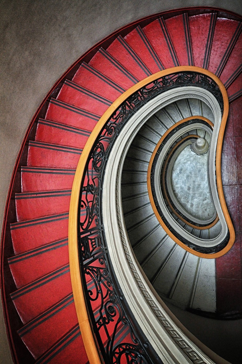 926x1390, 475 Kb / винтовая лестница