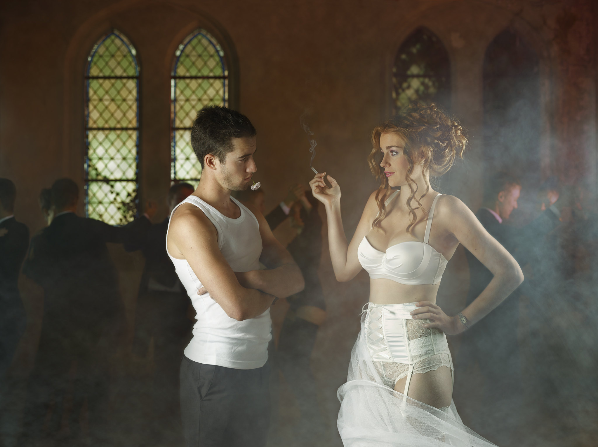 2048x1534, 292 Kb / женщина, мужчина, белье, танцы, сигарета, часы, дым, цветок