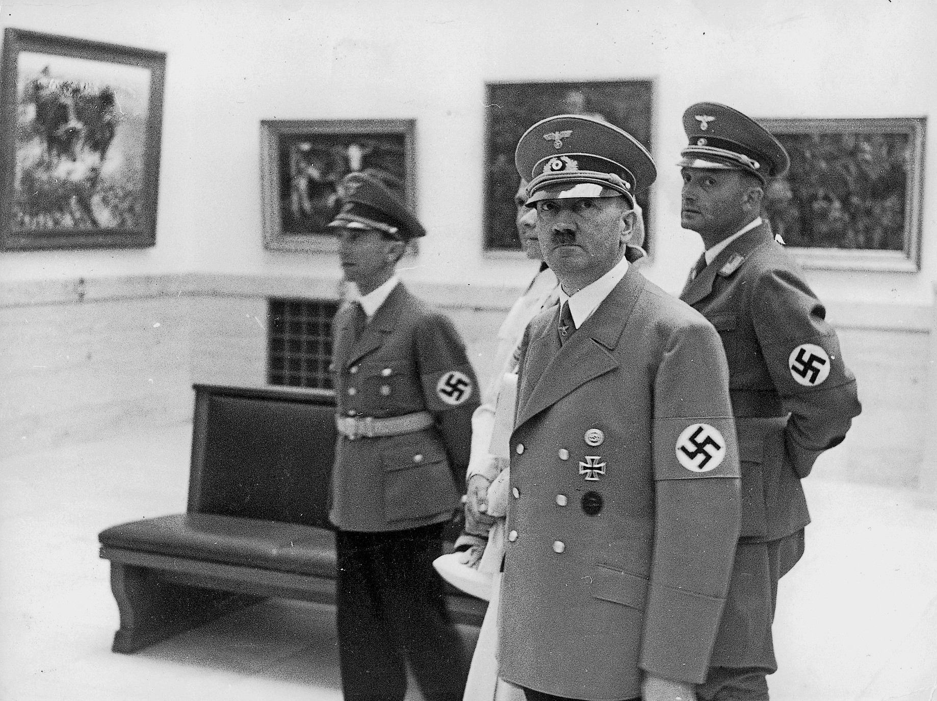1838x1374, 586 Kb / ч/б, Адольф Гитлер, Йозеф Геббельс, выставка, Германия, картина, свастика, фуражка