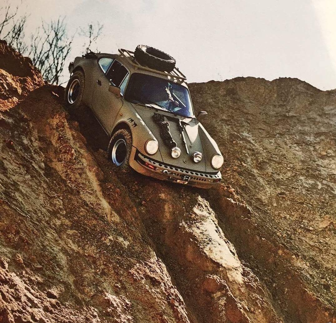 1076x1036, 479 Kb / автомобиль, классика, ретро, порше, внедорожник, запаска, склон, колея