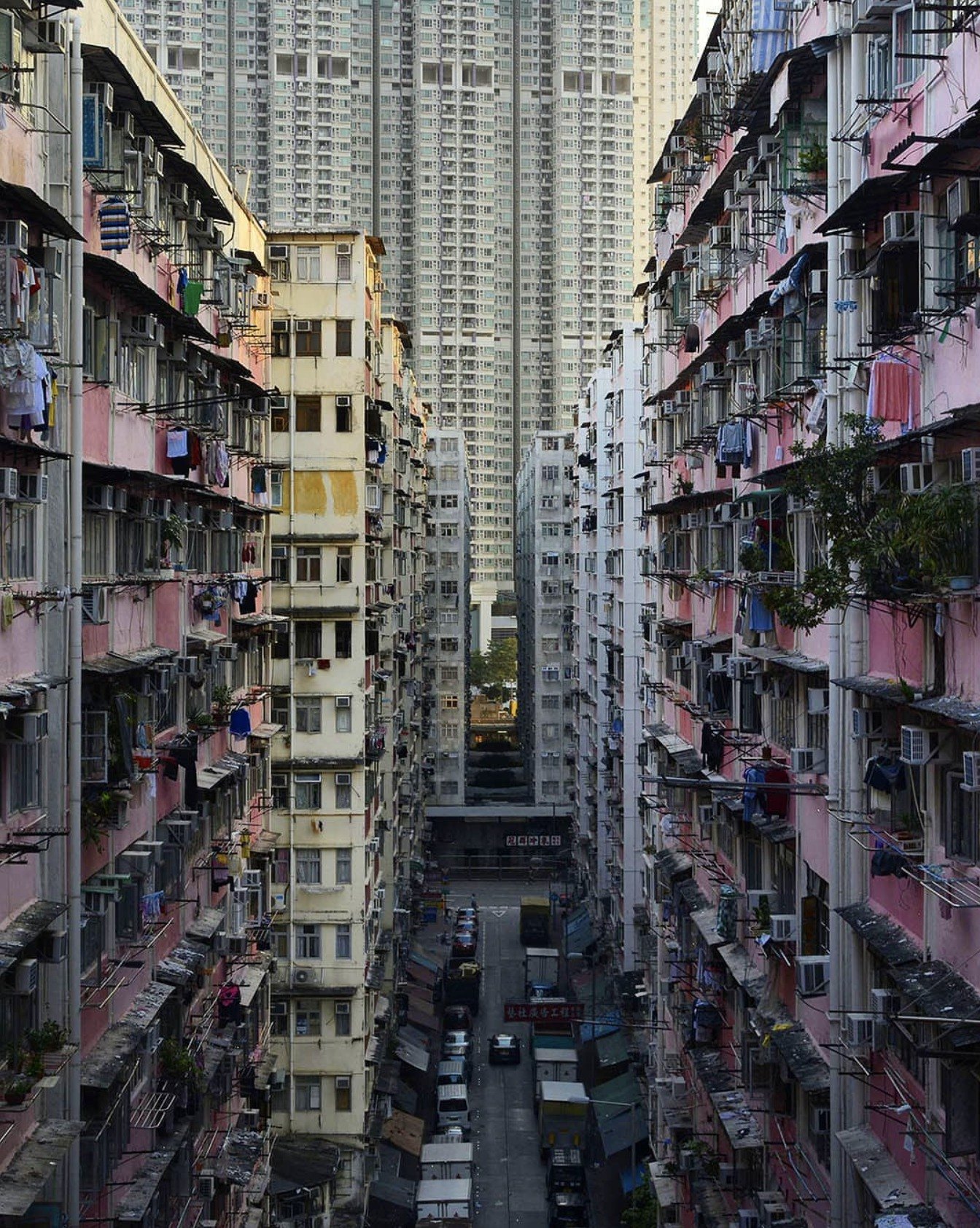 1344x1684, 613 Kb / трущебы, панелька, город, балкон, гонконга, Колун, балкон, сушилка
