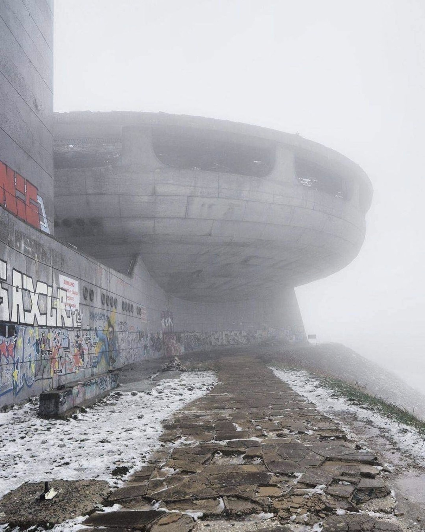 1436x1798, 462 Kb / Бузлуджа, Болгария, гора, Балканы, архитектура, туман, граффити