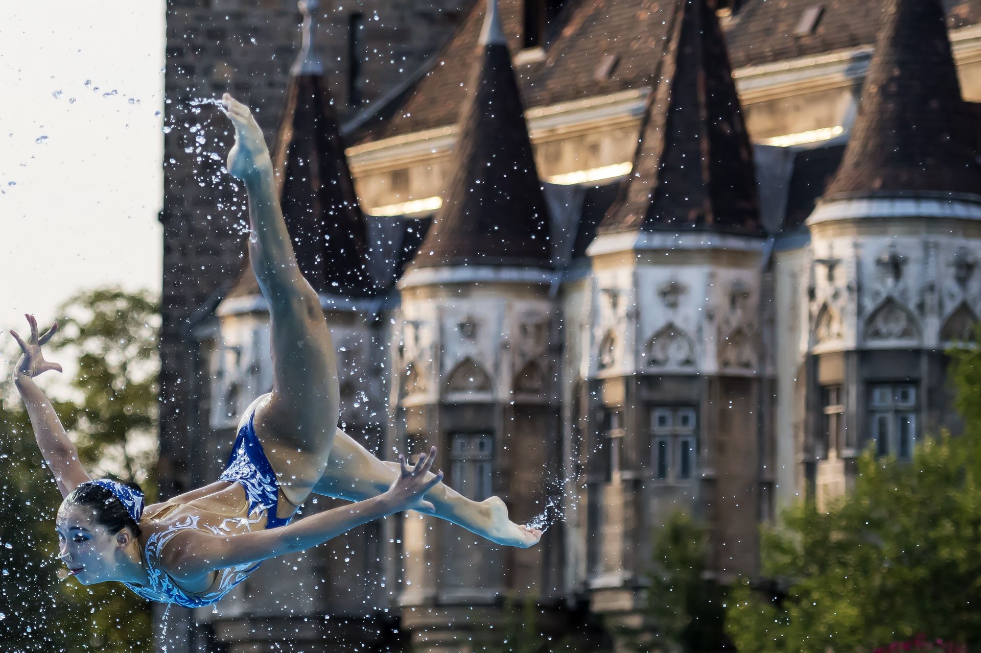 1920x1279, 310 Kb / гимнастика, вода, брызги, капли, купальник, замок, спорт