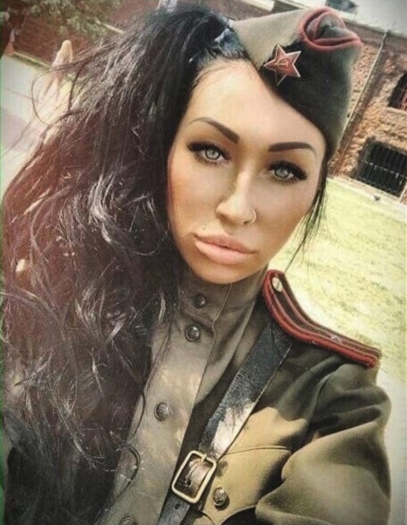 837x1080, 155 Kb / Пелотка, пилотка, губы, кольцо, пирсинг, портупея, солдат, пагоны, ботекс, хвост, макияж, брови