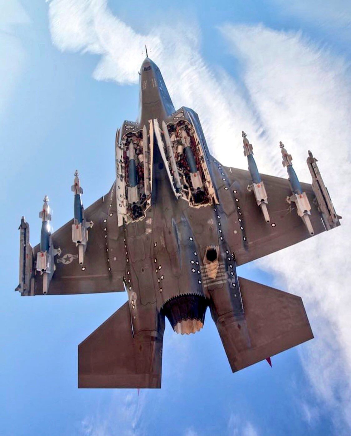 1125x1397, 142 Kb / самолет, истребитель, f-35, брюхо, люк, ракета