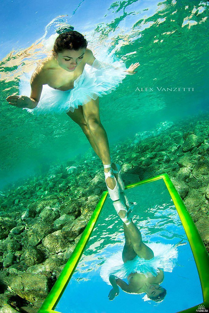 685x1024, 201 Kb / балерина, под водой, пачка, пуанты, зеркало, отражение