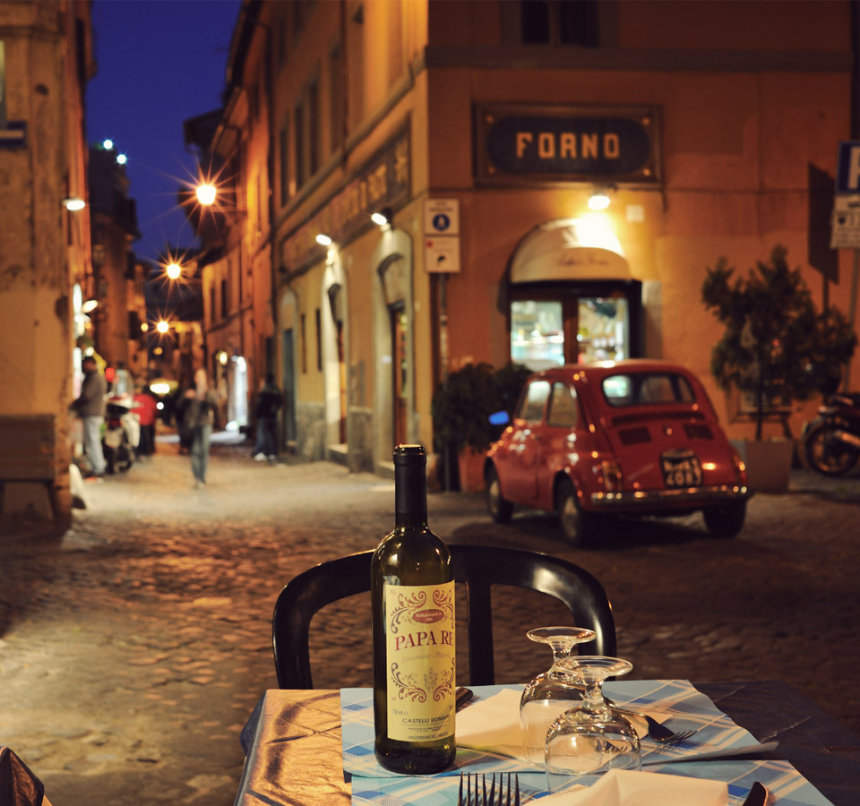 960x900, 211 Kb / улица, вечер, столик, вино, бокалы, автомобиль, люди