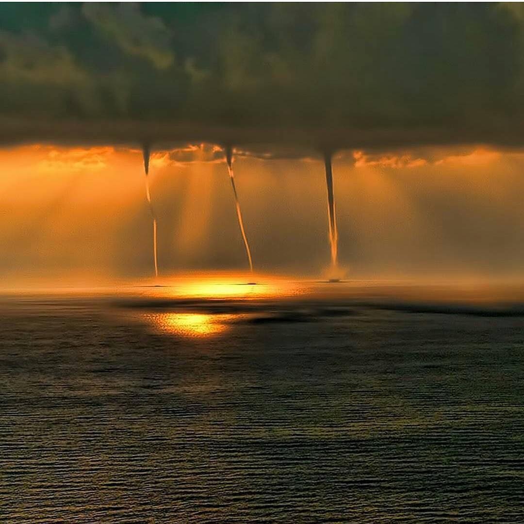 1080x1080, 208 Kb / воды, тучи, ураганы, смерч