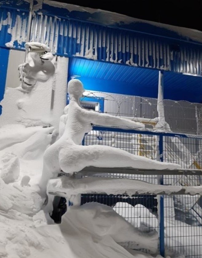 658x840, 97 Kb / снег, забор, фигура