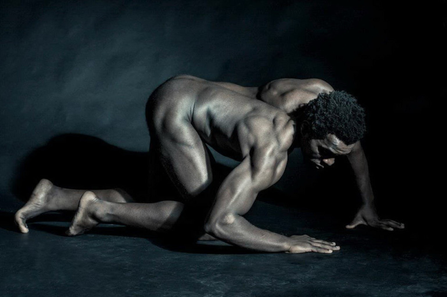 1539x1023, 189 Kb / поза, чёрный, рельеф