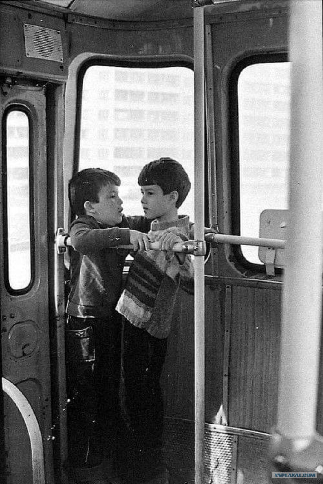 1080x1617, 353 Kb / ч/б, автобус, дети, мальчик, ЛиАЗ, ссср