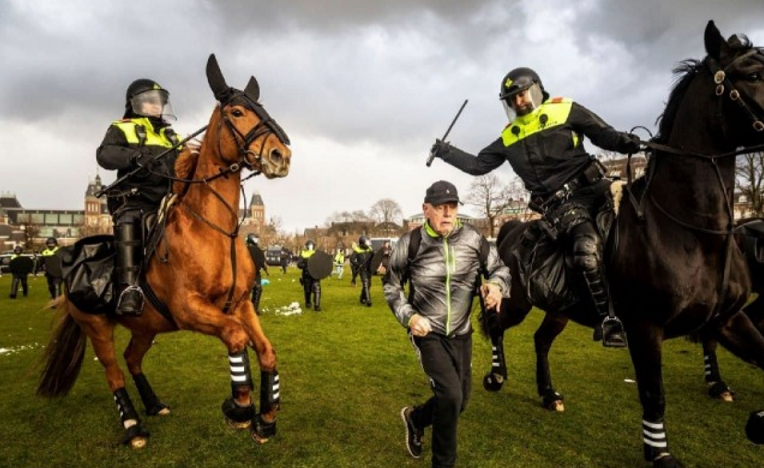 764x468, 613 Kb / митинг,протест, политика, Амстердам, конная полиция, Remco Koers