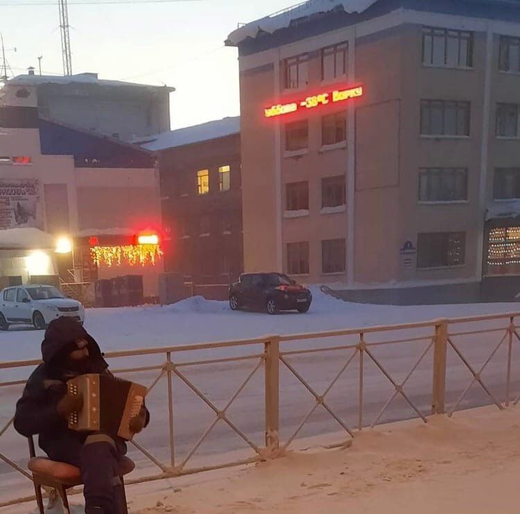 750x741, 57 Kb / мороз, гармонь, гирлянда, рено, ниссан, жук