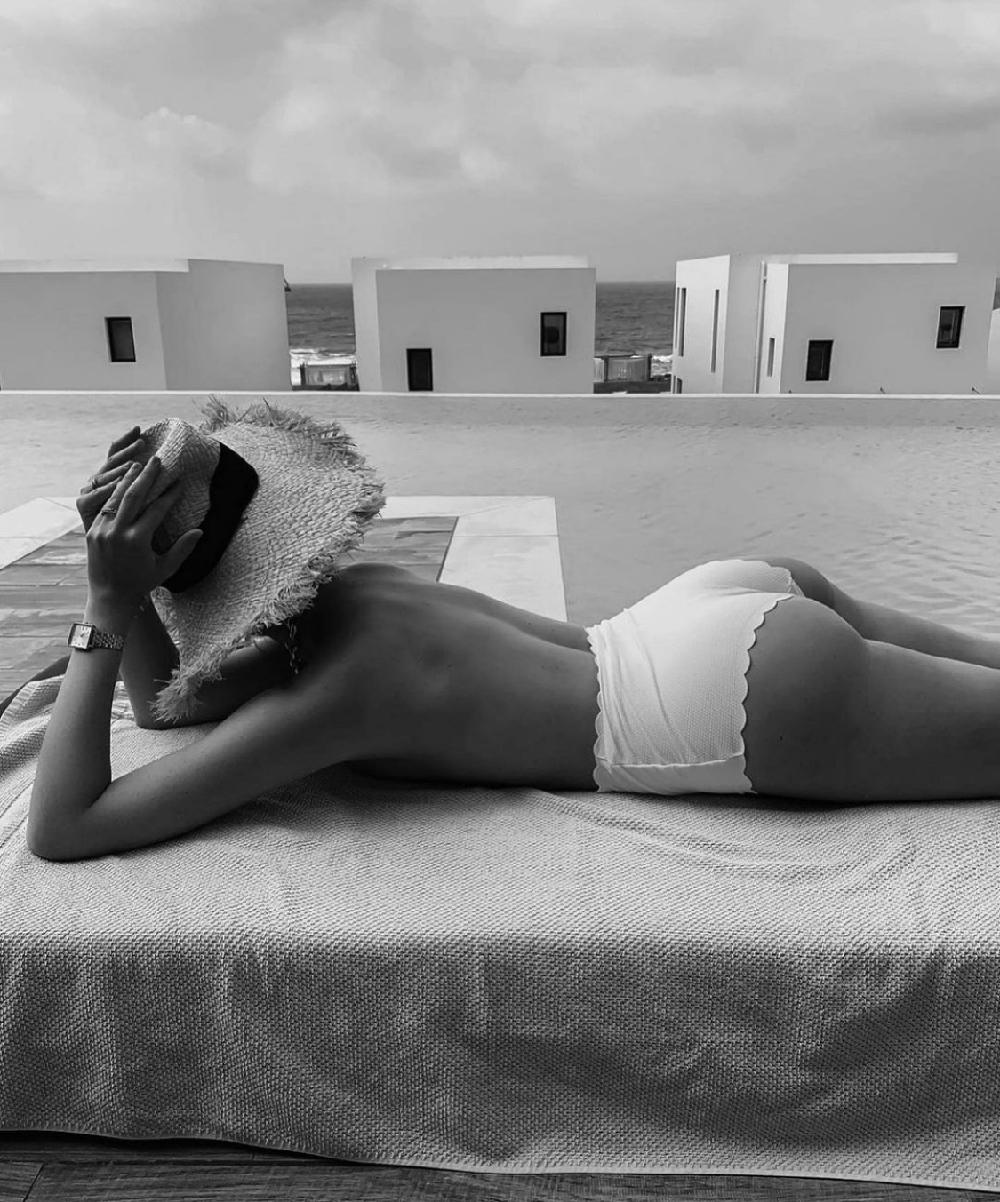 1125x1353, 440 Kb / бассейн, домики, шляпа, попа, часы, ч/б