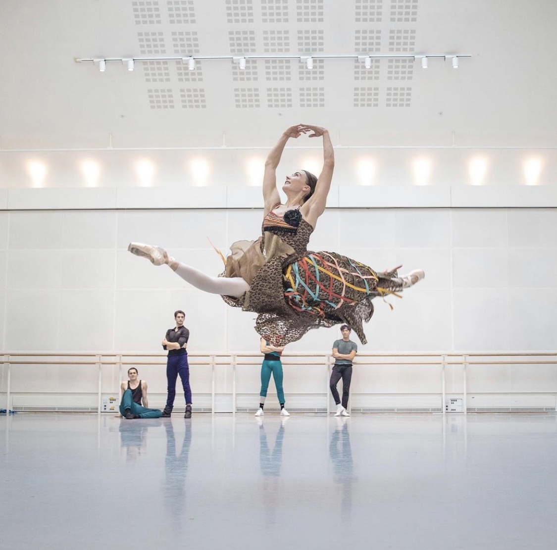 1125x1111, 232 Kb / балерина, пуанты, балетный зал, прыжок, шпагат, танцоры