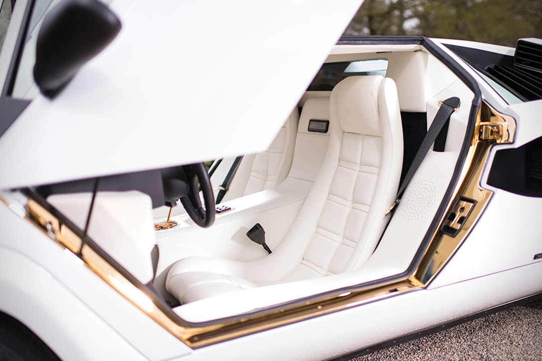 1087x725, 182 Kb / автомобиль, классика, ретро, салон, белый, lamborghini countach, двери