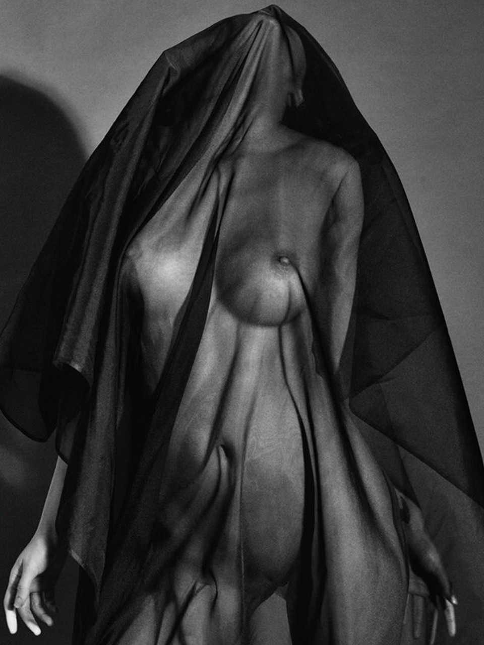 960x1280, 227 Kb / ч/б, прозрачный, голая, накидка, Pamela Dos Santos